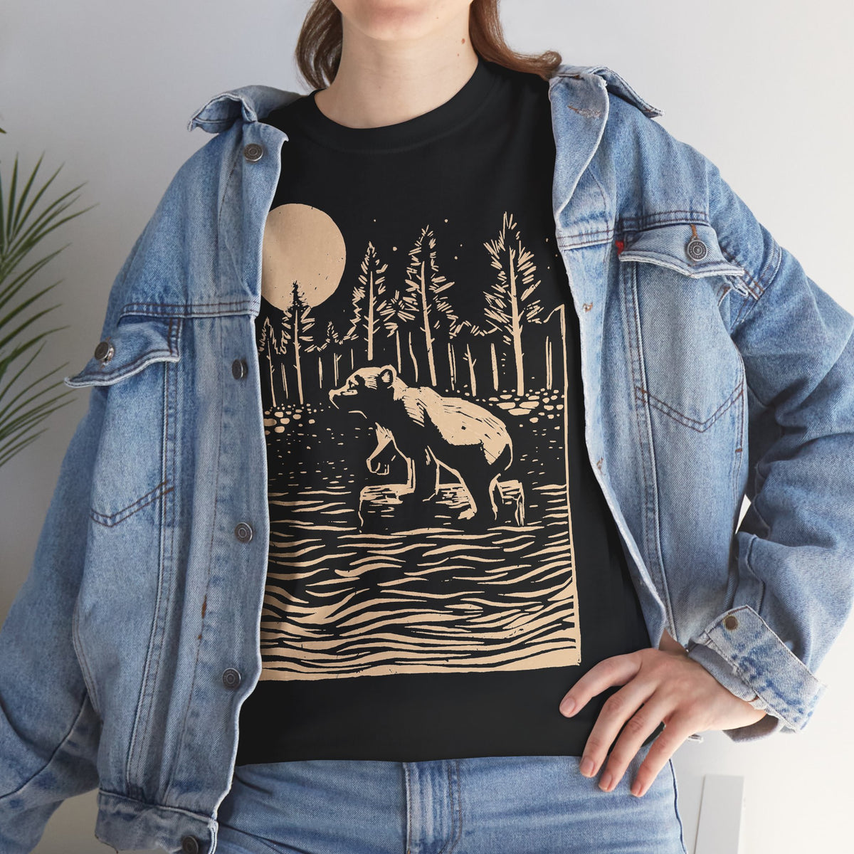 Braunbär T-Shirt Unisex | Bär im Fichtenwald Nordisch Graphic Shirt